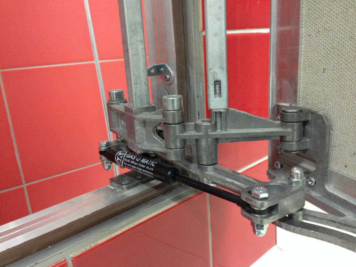 Комплект газовых пружин к люку Слава (2шт.) Комплект газовых пружин к люку Слава (2шт.)