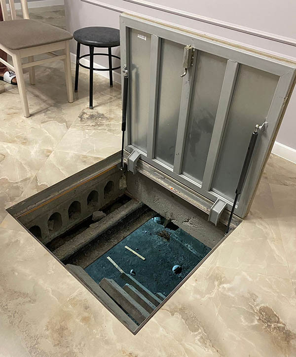 Напольный люк с амортизаторами 600 (петли)*700 КОНТУР-СТАНДАРТ (Винт/ручка) Напольный люк с амортизаторами 600 (петли)*700 КОНТУР-СТАНДАРТ (Винт/ручка)