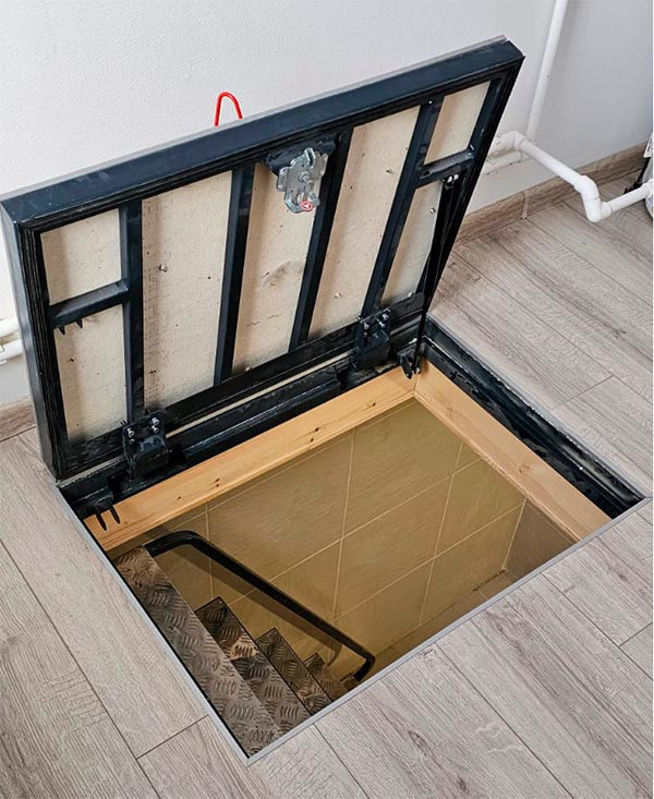 Напольный люк с амортизаторами 1000 (петли)*700 БОНД (Ключ/ручка) Напольный люк с амортизаторами 1000 (петли)*700 БОНД (Ключ/ручка)